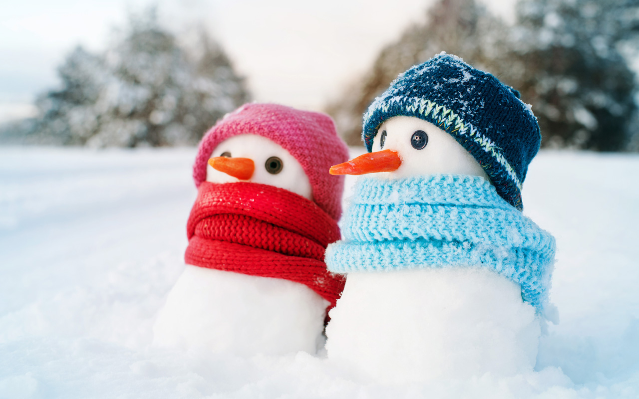 Two snowmen with hats and scarfs